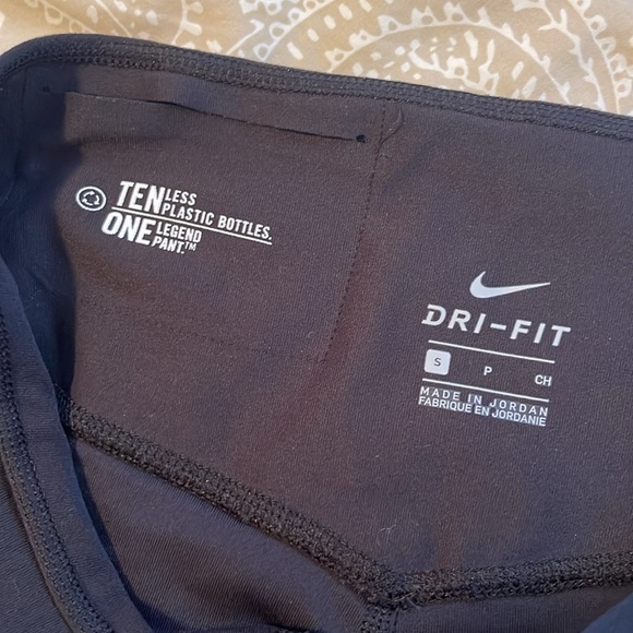 Nike Dryfit Black cropped leggings. Women’s size Small - Picture 4 of 4
